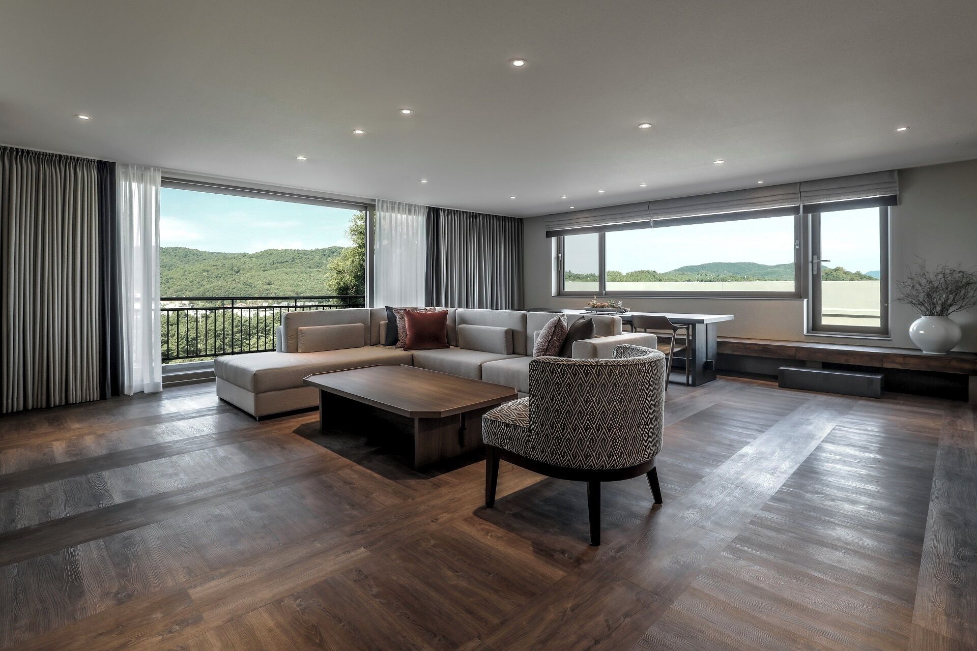 Grand Suite (Remodeling Room / No Kitchenette) | Living area