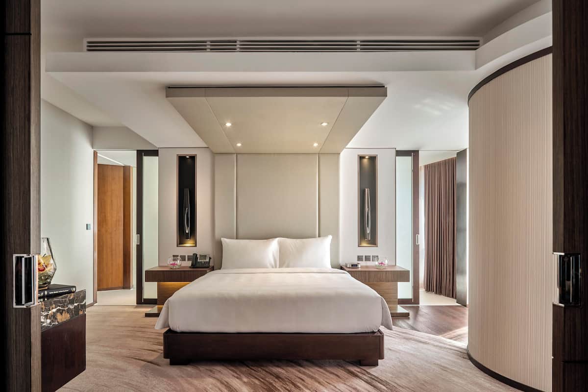 premier suite | free minibar, in-room safe, desk, soundproofing