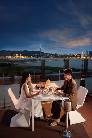 5 restaurants, breakfast, lunch, dinner served; Italian cuisine 