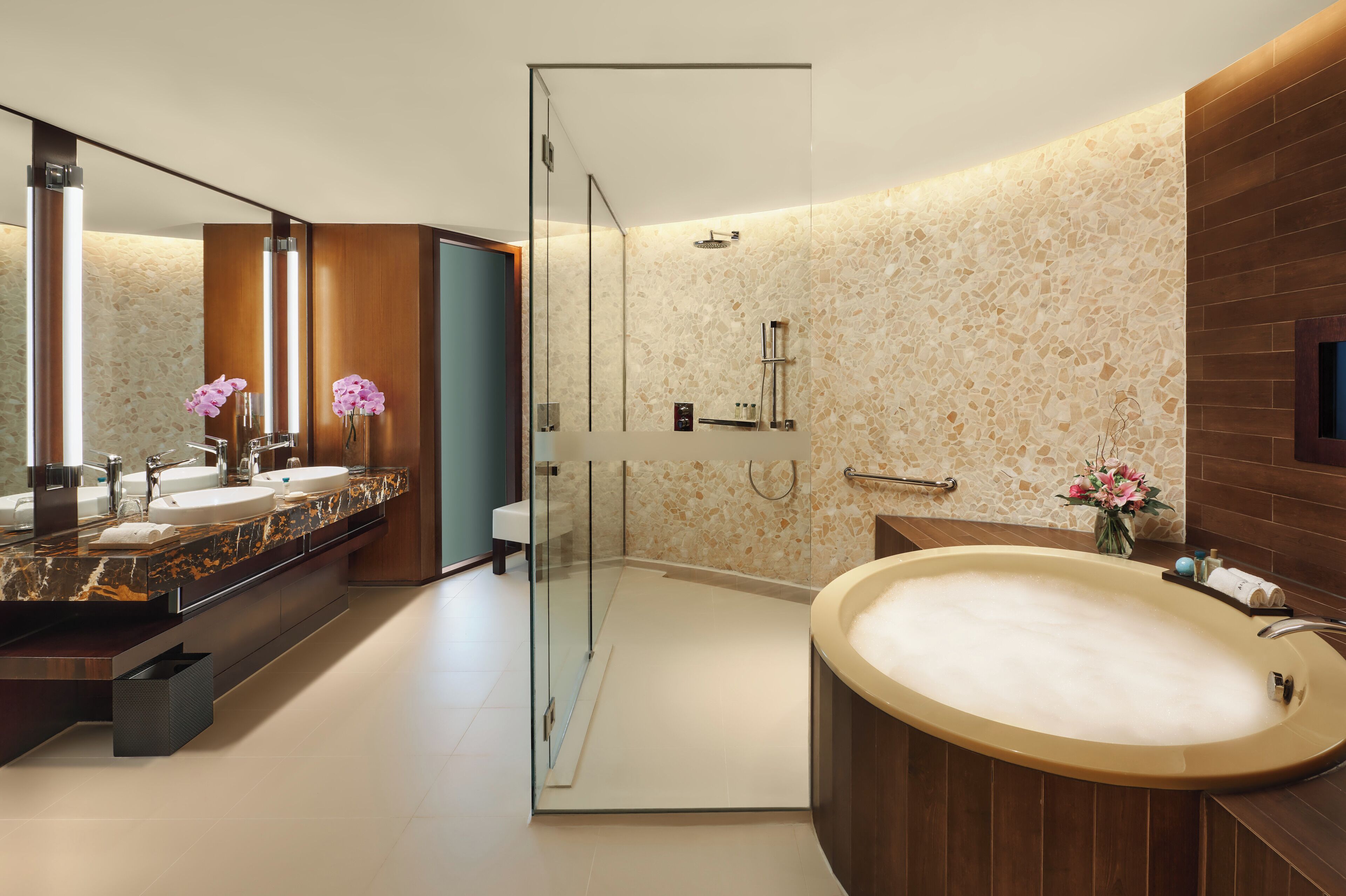 corner suite | bathroom | free toiletries, bathrobes, slippers, towels