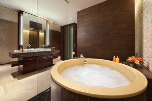 Artículos de higiene personal gratuitos, albornoces y zapatillas