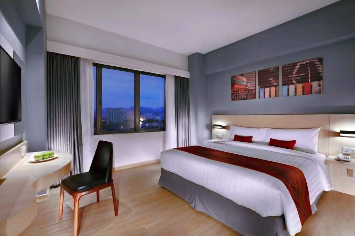 Premium bedding, minibar, in-room safe, desk