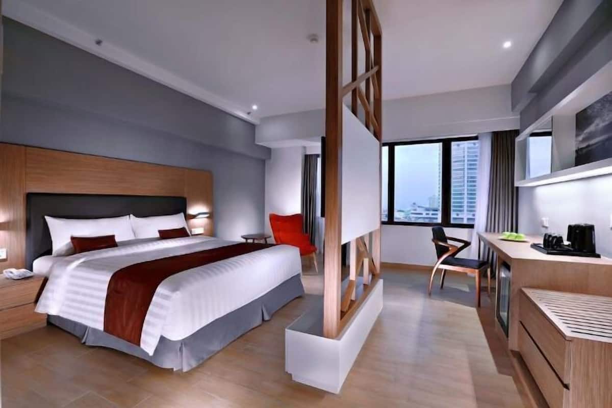 1 bedroom, premium bedding, minibar, in-room safe