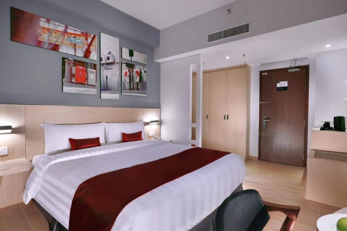 Premium bedding, minibar, in-room safe, desk