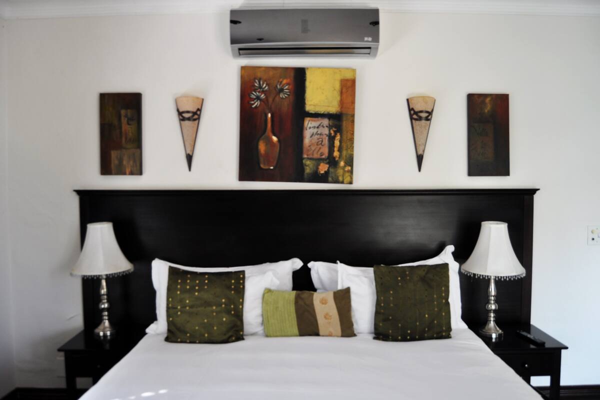 Royal Suite, 1 King Bed (Room 6) | Premium bedding, minibar, in-room safe, desk