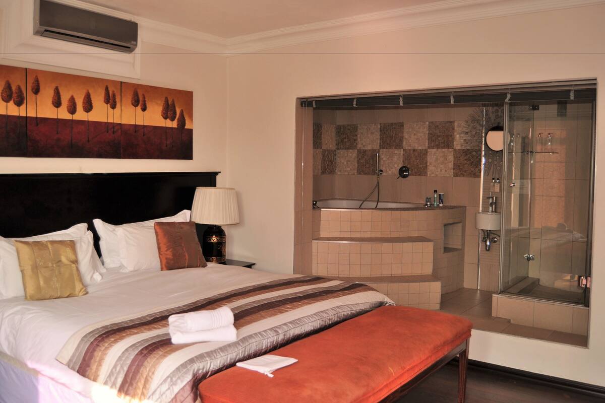 Premier Suite, 1 King Bed (Room 9) | Premium bedding, minibar, in-room safe, desk