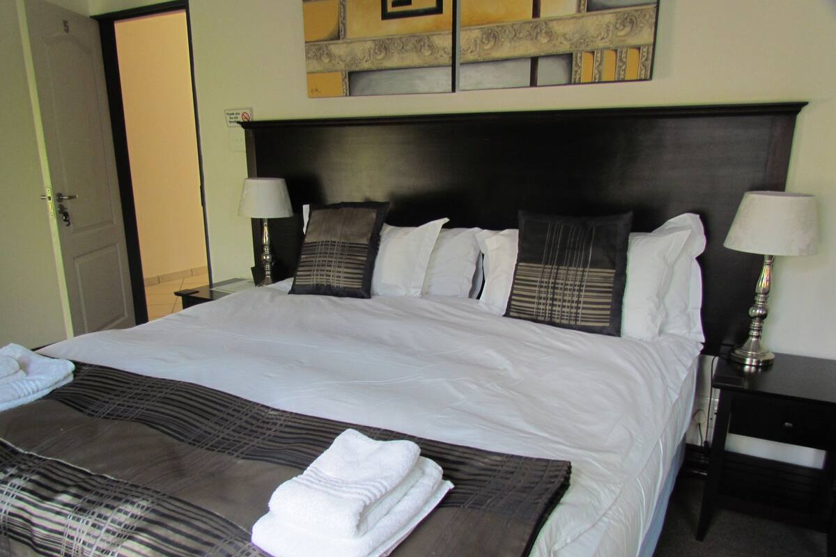 Executive Suite, 1 King Bed (Room 5 & 8) | Premium bedding, minibar, in-room safe, desk