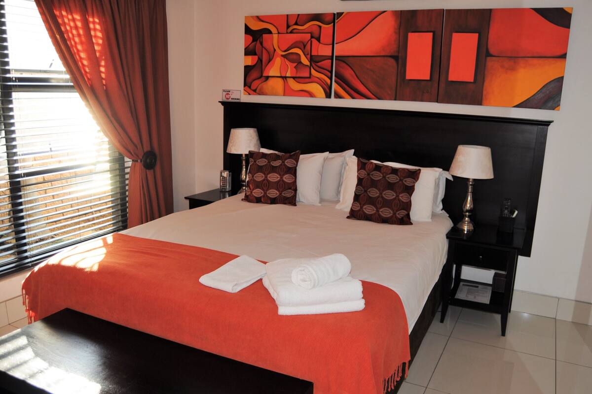 Standard Double Room (Room 2) | Premium bedding, minibar, in-room safe, desk