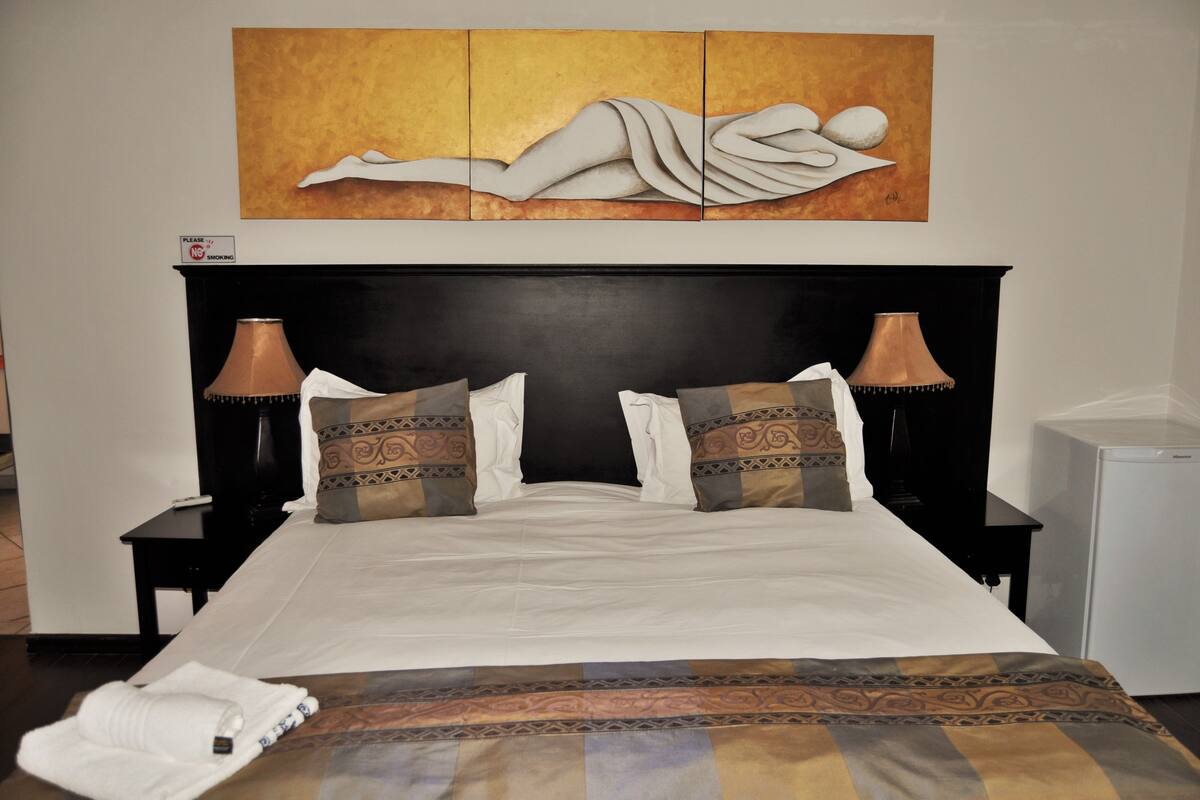 Luxury Room (8 Executive En Suite) | Premium bedding, minibar, in-room safe, desk