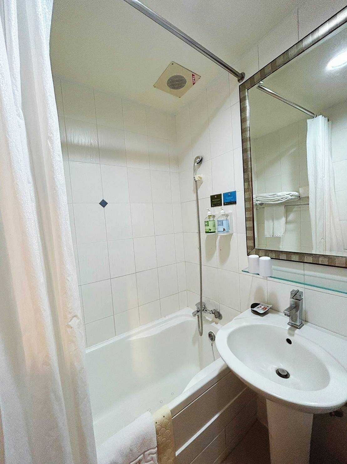 Rainfall showerhead, hair dryer, slippers, bidet