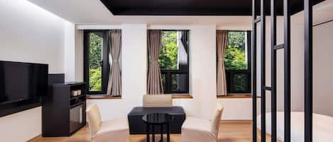 Suite - Local Activity D/C Voucher Provided. (20%~) | Down comforters, blackout drapes, iron/ironing board, rollaway beds