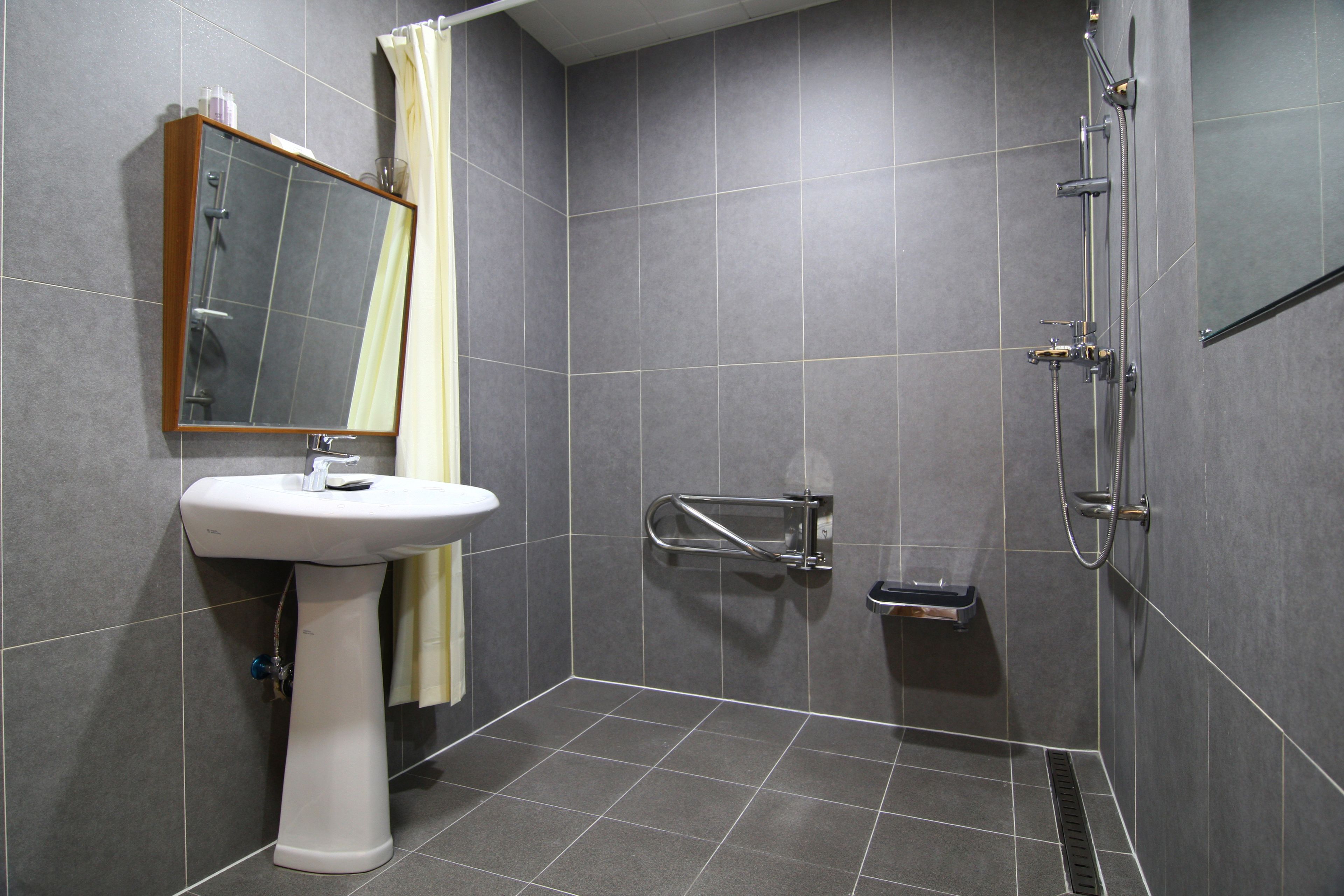 deluxe ondol | bathroom | shower, free toiletries, hair dryer, slippers