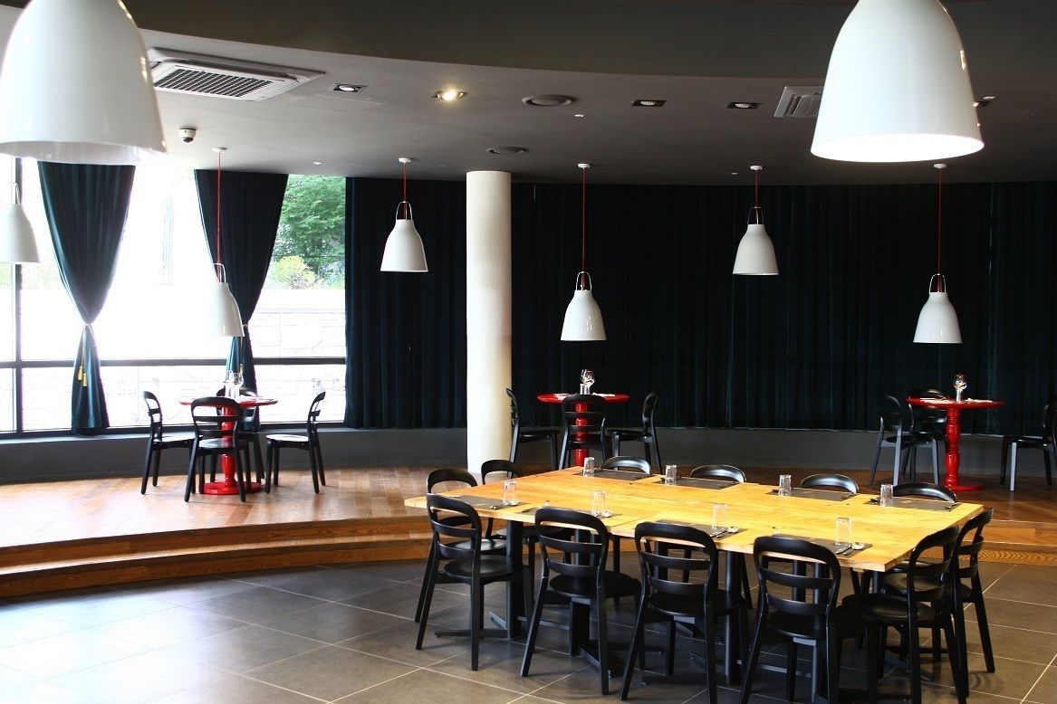 breakfast, lunch, dinner served; american cuisine