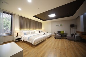 Deluxe Double Twin Room | Daunenbettdecken, Verdunkelungsvorhänge, Bügeleisen/Bügelbrett