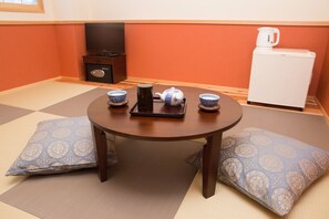 Standaard Twin kamer, niet-roken (Japanese-Style) | Woonruimte | Een ledtelevisie