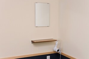 Chuveiro, produtos de toalete grátis, secador de cabelo