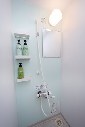 Bathroom shower - Ebisu Ryokan (Kyoto)