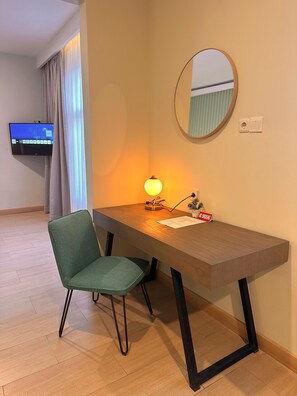 Quarto casal empresarial | Sala de estar | TV LCD 32 polegadas com canais via satélite, TV