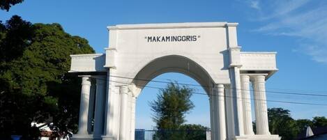 Une arche blanche sur laquelle est inscrite la mention « MAKAMINGRIS » en haut.