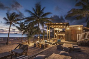 2 bares y bar en la playa