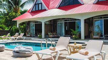 Ropa de cama hipoalergénica, minibar y escritorio