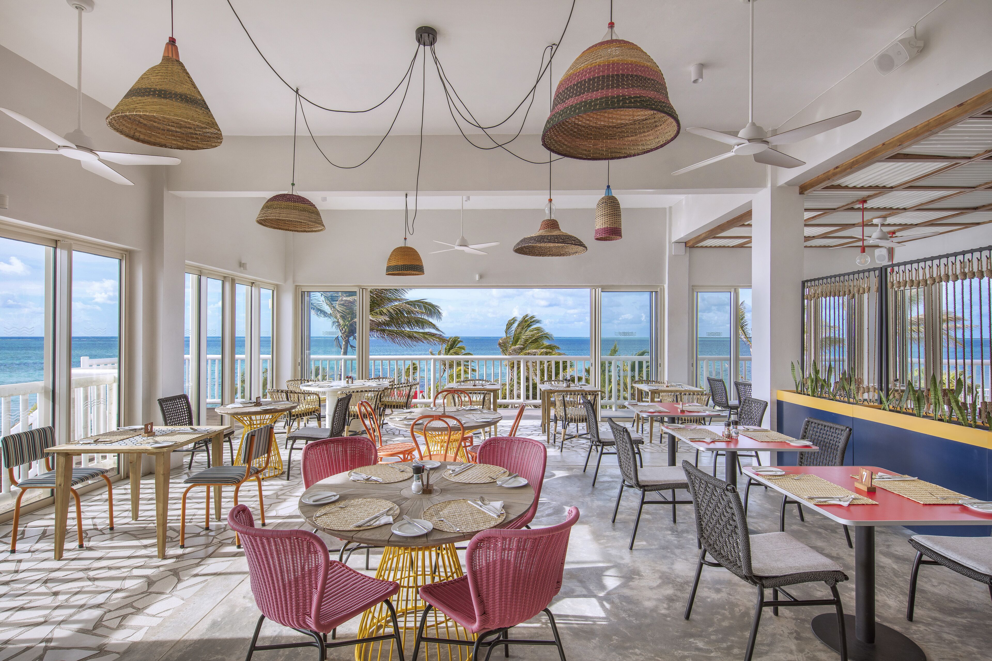 2 间餐厅，供应早餐和午餐，地方菜