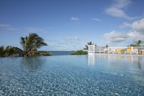 Piscine extérieure, parasols de plage