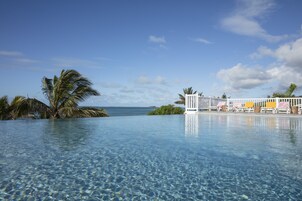 Una piscina al aire libre, sombrillas
