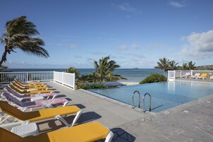 Una piscina al aire libre, sombrillas