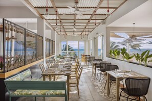 2 restaurants servant le petit déjeuner et le déjeuner