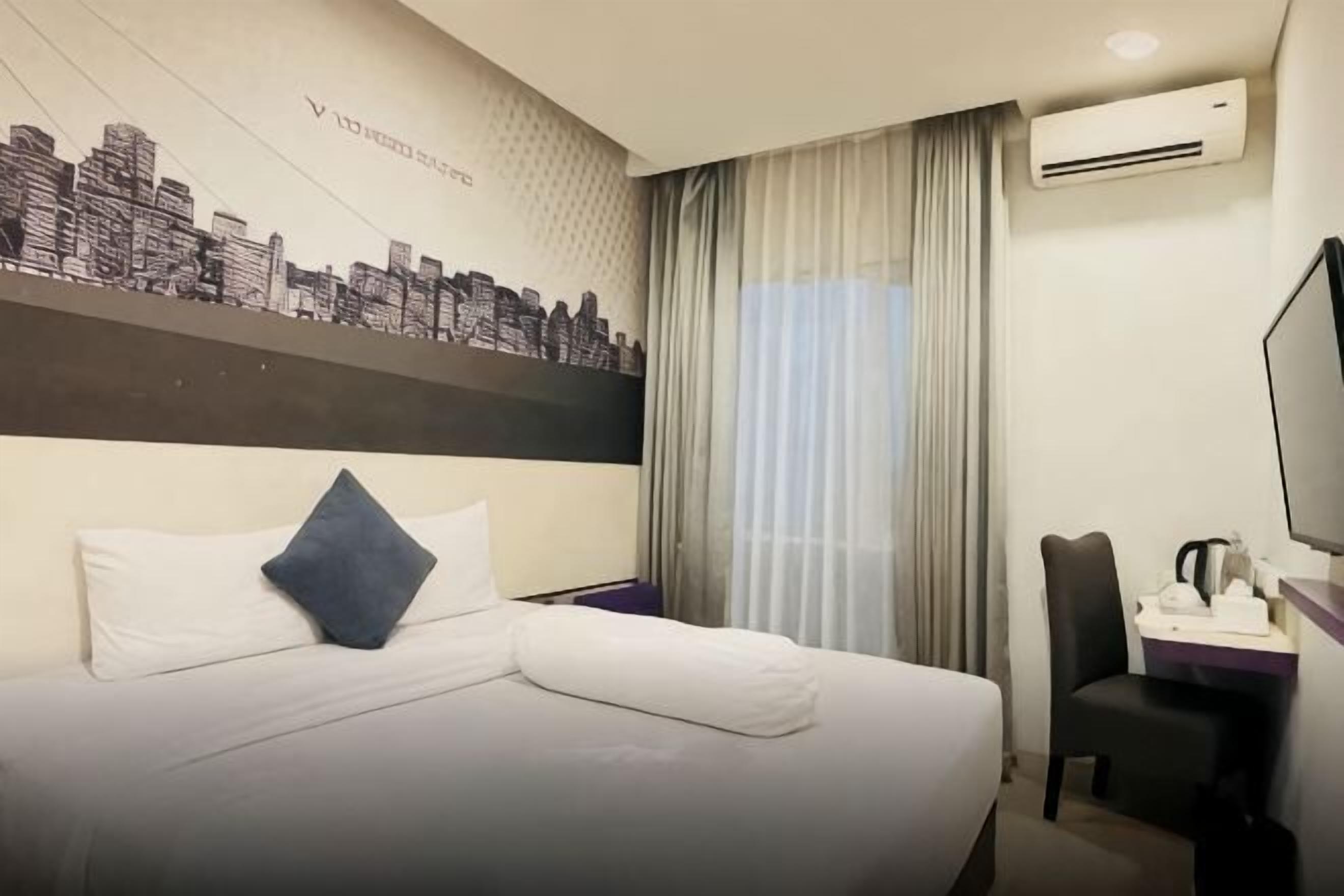 In-room safe, desk, free WiFi