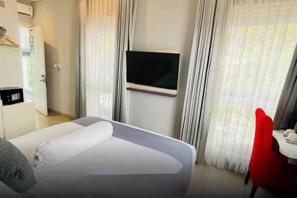 In-room safe, desk, free WiFi