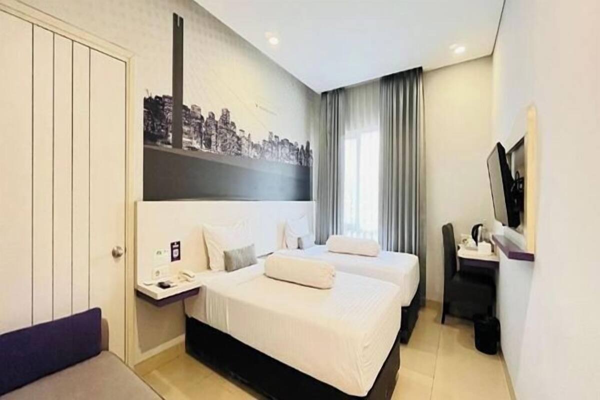 In-room safe, desk, free WiFi