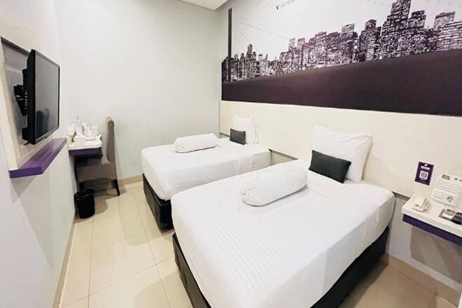 客房内保险箱、办公桌、免费 WiFi