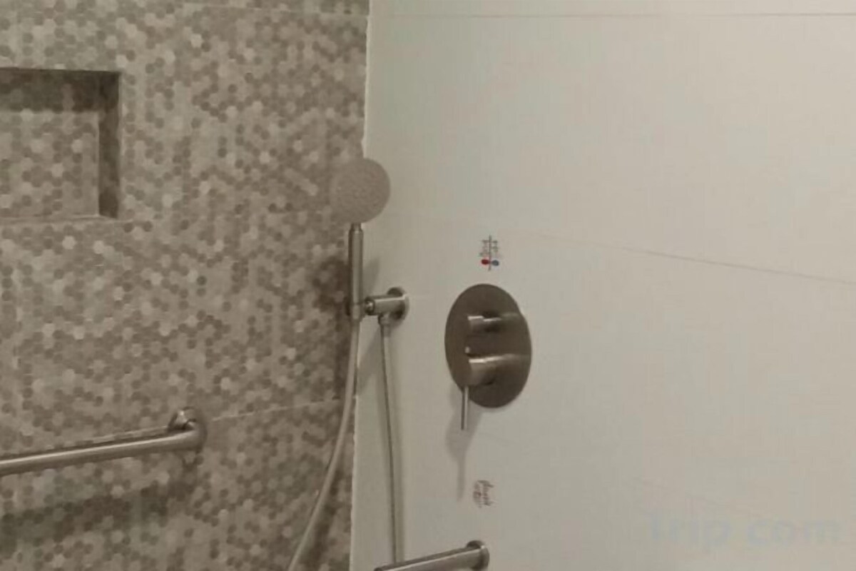 浴室 | 淋浴設備、免費盥洗用品、吹風機、坐浴桶