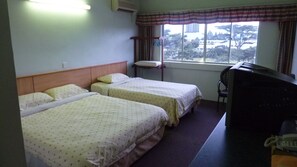 Triple Room | Desk, free WiFi - Hotel Hung Hung (Kuching)
