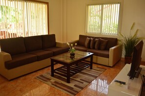 Bungalow, 2 Bedrooms | Living room