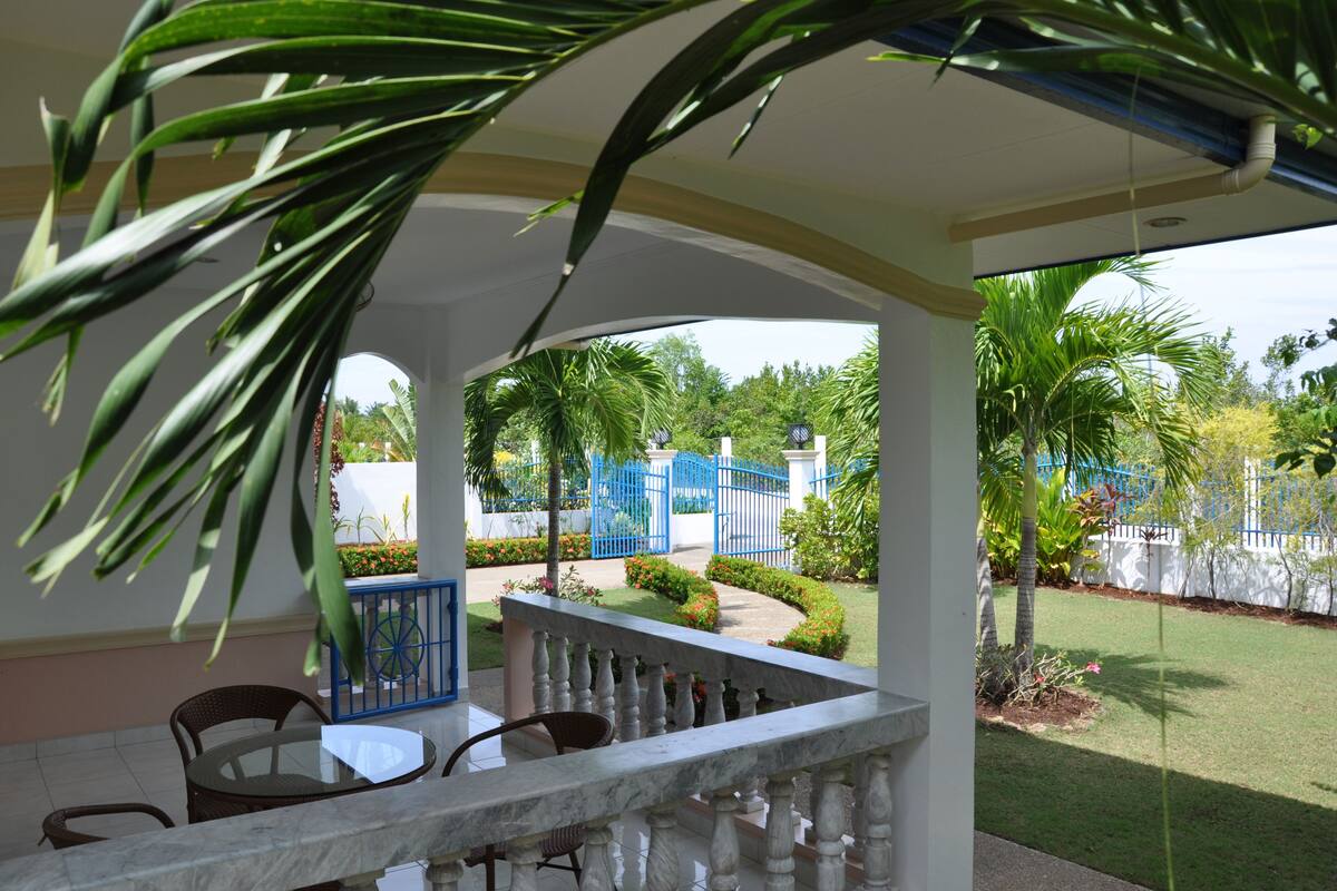 Bungalow, 2 phòng ngủ | Hiên