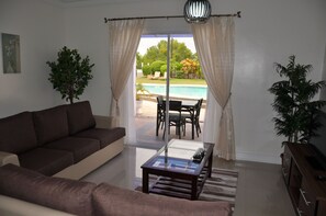 Executive Apartment, 2 Bedrooms | Living room