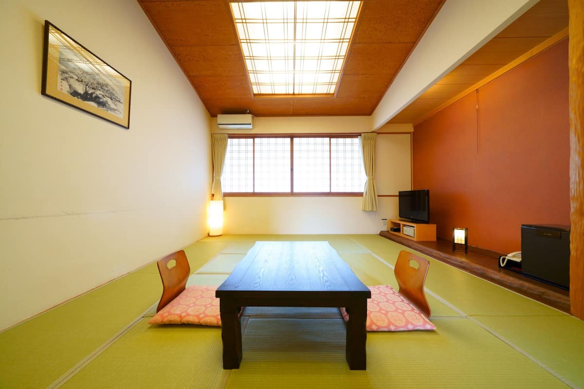 Traditionellt rum (Japanese, 23 sqm) | Värdeförvaringsskåp på rummet, skrivbord och arbetsyta för laptop