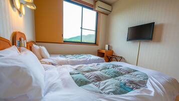 Twin Room (14 sqm) | In-room safe, desk, laptop workspace, blackout drapes