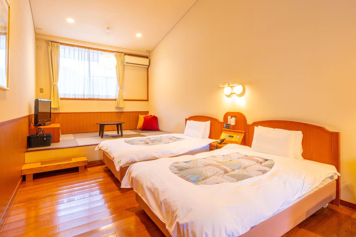 ห้องทราดิชันนัล (Japanese-Western, 16sqm) | ตู้นิรภัยในห้องพัก, โต๊ะทำงาน, พื้นที่ทำงานแบบใช้แล็ปท็อป, ผ้าม่านกันแสง