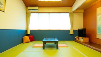 Traditional Room (Japanese, 23 sqm) | Peti besi dalam bilik, meja, ruang kerja komputer riba