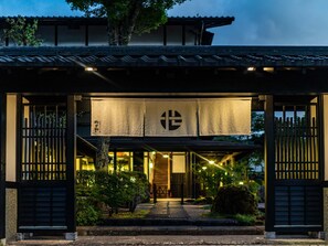 住宿正面 (夜晚)