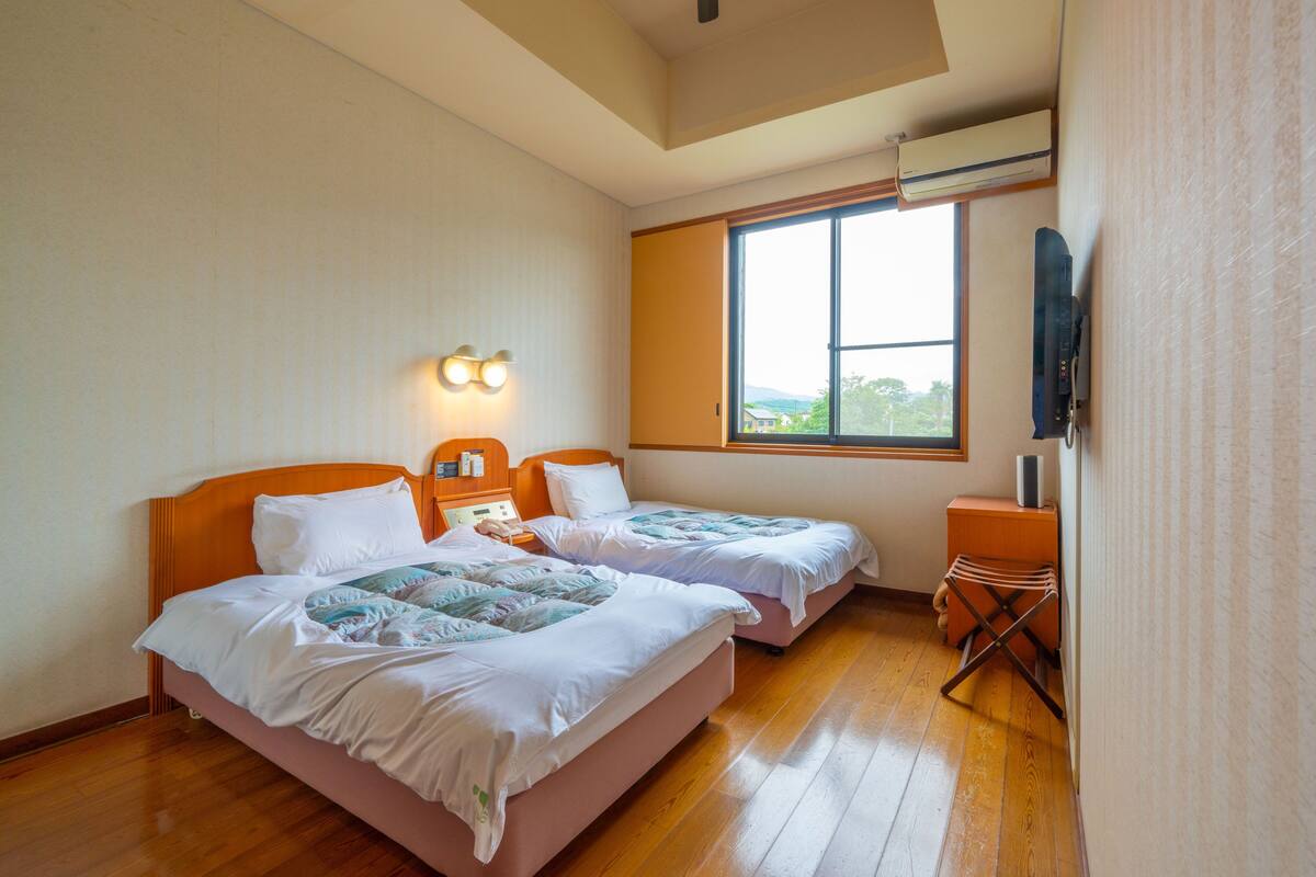 ห้องทวิน (14 sqm) | ตู้นิรภัยในห้องพัก, โต๊ะทำงาน, พื้นที่ทำงานแบบใช้แล็ปท็อป, ผ้าม่านกันแสง