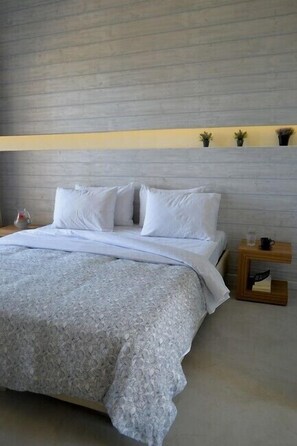 Studio | Premium bedding, in-room safe, desk, soundproofing