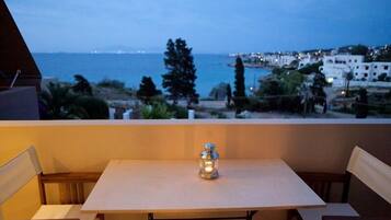 Breakfast, lunch and dinner served