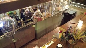 Een keuken met een groen aanrecht, een koffieapparaat en diverse keukengerei.