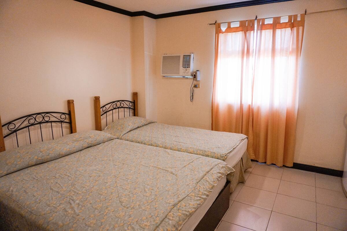 Deluxe Triple Room | In-room safe, desk, WiFi (free), bed sheets
