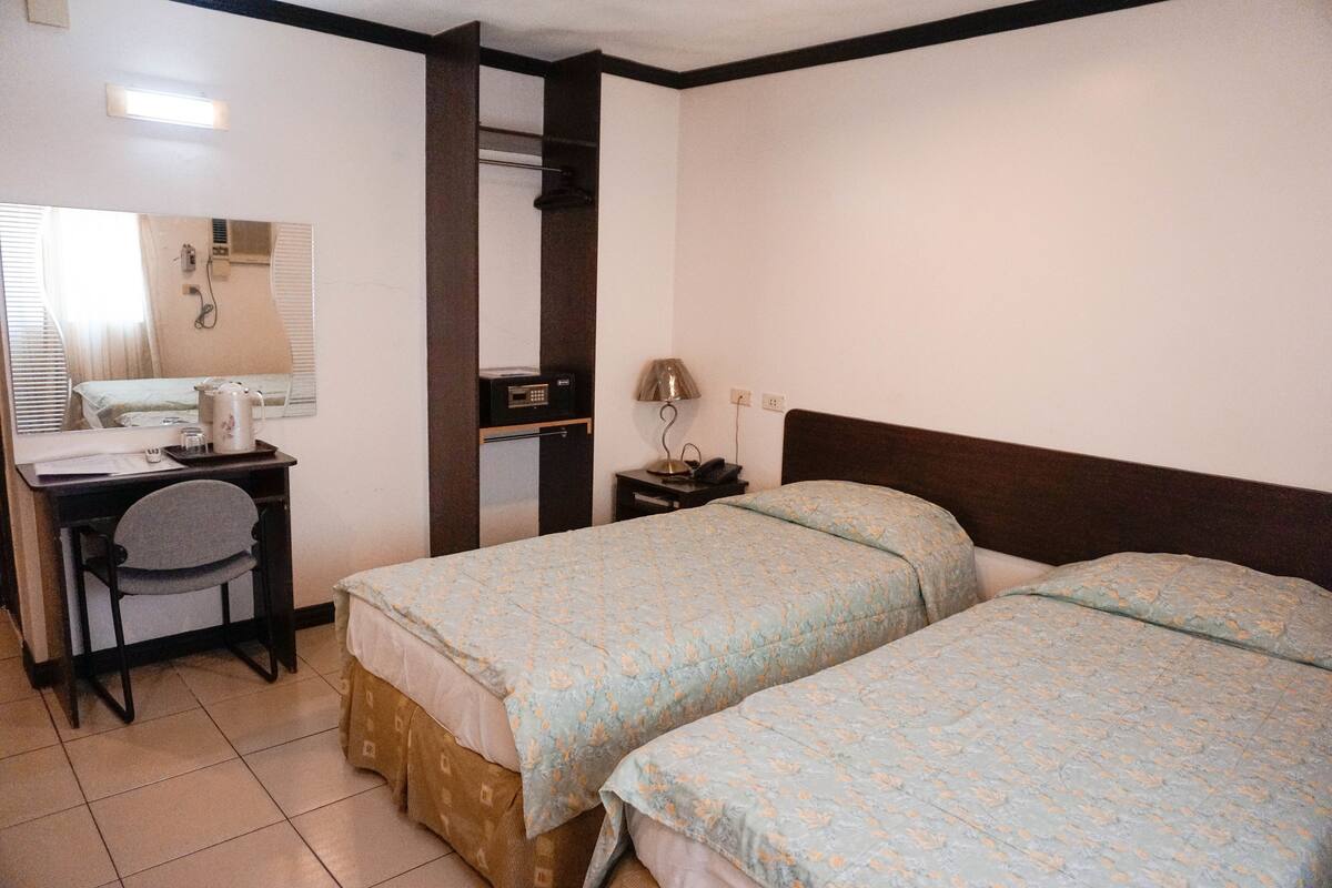 Deluxe Twin Room | In-room safe, desk, WiFi (free), bed sheets